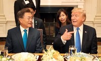 Tổng thống Mỹ Donald Trump (phải) và người đồng cấp Hàn Quốc Moon Jae-in trong bữa tối tại Nhà Trắng ngày 29/6. Ảnh: Yonhap