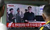 Tin tức về vụ phóng thử nghiệm tên lửa của Triều Tiên tại ga tàu điện ngầm ở Seoul sáng 7/4. Ảnh: 