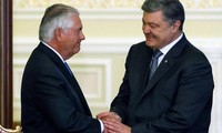 Ngoại trưởng Mỹ Rex Tillerson (trái) bắt tay Tổng thống Ukraine Petro Poroshenko. Ảnh: Reuters