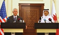 Ngoại trưởng Qatar Sheikh Mohammed bin Abdulrahman Al Thani và người đồng cấp Mỹ Rex Tillerson trong cuộc họp báo chung ngày 11/7 ở Doha. Ảnh: Reuters