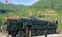 Chủ tịch Triều Tiên Kim Jong-un đích thân giám sát quá trình thử nghiệm ICBM Hwasong-14 ngày 4/7. Ảnh: KCNA