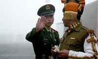 Binh sĩ Trung Quốc (đưa tay) và binh sĩ Ấn Độ tại biên giới hai nước. Ảnh: AFP