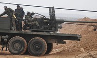 Quân đội Syria xả súng về mục tiêu IS. Ảnh: Sputnik