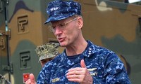 Phó Đô đốc Joseph Aucoin, Tư lệnh Hạm đội 7 Hải quân Mỹ.