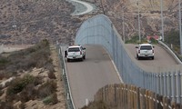 Lực lượng an ninh Mỹ tuần tra biên giới Mỹ-Mexico tại San Ysidro, California. Ảnh: AFP 