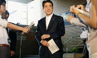 Thủ tướng Shinzo Abe trả lời báo chí sau cuộc họp Hội đồng An ninh Quốc gia khẩn cấp sáng 29/8. Ảnh: Reuters