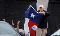 Tổng thống Donald Trump trấn an tinh thần người dân vùng bão trong chuyến khảo sát Texas hôm 28/8. Ảnh: Reuters