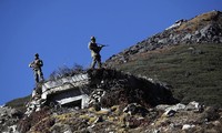 Binh sĩ Ấn Độ canh gác biên giới ở Bumla, ở độ cao cách mặt nước biển 4.500km thuộc bang Arunachal Pradesh. Ảnh: AP