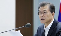 Tổng thống Hàn Quốc Moon Jae-in trong cuộc họp khẩn cấp của Hội đồng An ninh Quốc gia tại Nhà Xanh vào sáng 15/9. Ảnh: Reuters