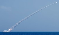 Tàu ngầm Nga phóng tên lửa hành trình Kalibr tấn công mục tiêu khủng bố ở Syria hôm 14/9. Ảnh: Sputnik