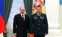 Trung tướng Nga vừa tử trận Valery Asapov (phải) và Tổng thống Nga Vladimir Putin. Ảnh: RT
