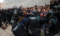 Cảnh tượng đụng độ giữa cảnh sát Tây Ban Nha và người Catalan trong cuộc trưng cầu dân ý hôm 1/10. Ảnh: Reuters