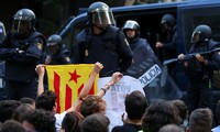 Cảnh sát Tây Ban Nha đàn áp người Catalan trong cuộc trưng cầu dân ý hôm 1/10. Ảnh: Reuters