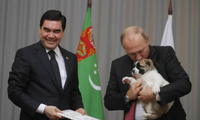 Tổng thống Nga Vladimir Putin hôn lên trán "món quà đặc biệt" của người đồng cấp Turkmenistan Kurbanguly Berdymukhamedov. Ảnh: Reuters