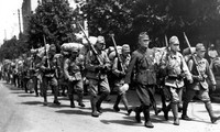 Binh lính Đế quốc Nhật Bản tuần hành trên đường phố Seoul giai đoạn 1910-1945. Ảnh: AFP 