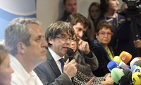 Lãnh đạo vừa bị cách chức của Catalonia Carles Puigdemont phát biểu trong cuộc họp báo ở Bỉ và 31/10. Ảnh: AP