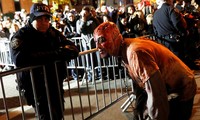 Người New York vẫn tham gia cuộc diễu hành Halloween thường niên, bất chấp vụ khủng bố vừa xảy ra trước đó vài tiếng. Ảnh: Reuters