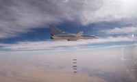 Máy bay ném bom chiến lược Tu-22M3 của Nga thả bom xuống các mục tiêu IS ở Syria. Ảnh: Bộ Quốc phòng Nga