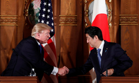 Tổng thống Mỹ Donald Trump và Thủ tướng Nhật Bản Shinzo Abe đã hội đàm song phương tại Cung điện Akasaka ở Tokyo. Ảnh: Reuters