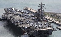 Tàu sân bay Mỹ USS Ronald Reagan cập cảng Busan vào ngày 21/10 sau khi hoàn thành tập trận chung với quân đội Hàn Quốc. Ảnh: Yonhap/AP