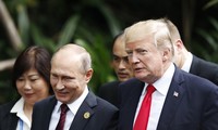 Tổng thống Nga Vladimir Putin trò chuyện với người đồng cấp Mỹ Donald Trump tại APEC 2017 tại Đà Nẵng. Ảnh: AP