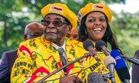 Tổng thống Zimbabwe Robert Mugabe đang bị giam lỏng, trong khi vợ được cho là đã trốn ra nước ngoài. Ảnh: AFP