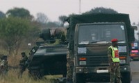 Xe quân đội Zimbabwe đóng chốt tại các con đường ở thủ đô Harare. Ảnh: Reuters