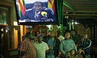 Người dân chờ đợi Tổng thống Zimbabwe Robert Mugabe tuyên bố từ chức. Ảnh: AP