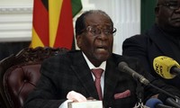 Tổng thống Zimbabwe Robert Mugabe phát biểu dài 20 phút và tuyên bố không từ chức. Ảnh: AP