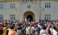 Người dân Zimbabwe tập trung nghe lá thư từ chức của ông Mugabe. Ảnh: 