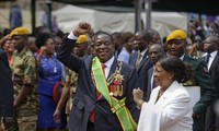 Ông Emmerson Mnangagwa nhậm chức Tổng thống Zimbabwe ngày 24/11. Ảnh: AP