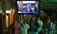 Cựu Tổng thống Zimbabwe Robert Mugabe từ chối từ chức trên sóng truyền hình ngày 19/11. Ảnh: AP