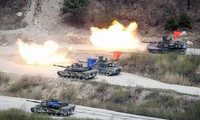 xe tăng của quân đội Hàn Quốc khai hỏa trong cuộc tập trận chung Hàn-Mỹ ngày 21/4. Ảnh: Reuters
