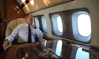 Tổng thống Nga Vladimir Putin trên chuyên cơ dát vàng Il-96.