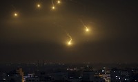 Rocket bay trên bầu trời Israel. Ảnh: AP