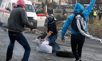 An ninh Israel trà trộn vào đám đông biểu tình ở Bờ Tây, bắt giữ người Palestine. Ảnh: AFP