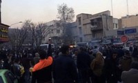 Người biểu tình Iran phủ kín đường phố. Ảnh: Reuters
