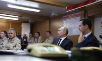 Tổng thống Nga Vladimir Putin ghé thăm Căn cứ Không quân Khmeimim, nơi được cho vừa xảy ra vụ pháo kích khiến 7 máy bay bị phá huỷ. Ảnh: Anadolu Agency/Getty Images
