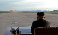 Chủ tịch Triều Tiên Kim Jong-un giám sát một vụ phóng tên lửa. Ảnh: KCNA