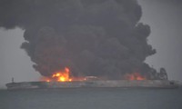 Tàu chở dầu Iran bốc cháy sau vụ va chạm với tàu chở hàng Trung Quốc. Ảnh: Twitter