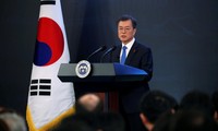 Tổng thống Hàn Quốc Moon Jae-in trong cuộc họp báo tại Nhà Xanh ngày 10/1. Ảnh: Reuters