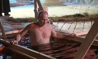 Tổng thống Putin ngâm nước lạnh âm độ C. Ảnh cắt từ video
