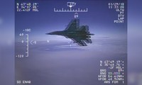 Su-27 của Nga bay qua trước mũi máy bay do thám Lockheed EP-3 của Mỹ. Ảnh cắt video