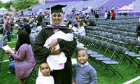 Zeinab Abdalla bế con đến dự lễ tốt nghiệp.