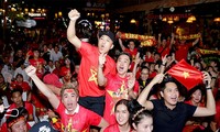 Muôn kiểu cổ vũ, ăn mừng tuyển Việt Nam vô địch của nghệ sĩ