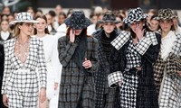Dàn người mẫu bật khóc trong show cuối cùng của huyền thoại Karl Lagerfeld 