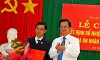 Phó Chánh án TAND tối cao Lê Hồng Quang trao quyết định và chúc mừng đồng chí Huỳnh Thanh Tâm.