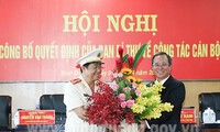Bí thư Tỉnh ủy Bình Dương Trần Văn Nam trao quyết định và chúc mừng đồng chí Nguyễn Hoàng Thao.