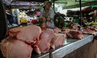 Tiểu thương bán thịt lợn tại chợ Vĩnh Hội (TP HCM). Ảnh: Thành Nguyễn