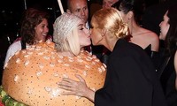 Diva Celine Dion hôn môi Katy Perry gây bất ngờ